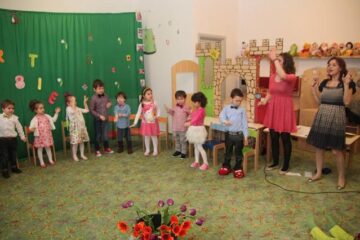 Spectacolul „Surprize pentru mămici”, la Grădinița „Cei 7 Pitici” din Suceava