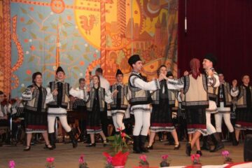 Spectacol oferit mamelor de elevii Școlii de Arte Suceava