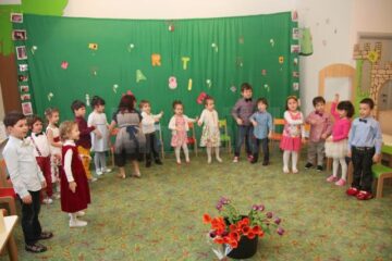 Spectacol cu multe surprize pentru mămici, la Grădinița „Cei 7 Pitici”