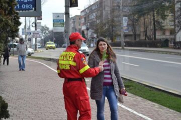 „Intervenții” cu flori pentru doamne și domnișoare, din partea pompierilor