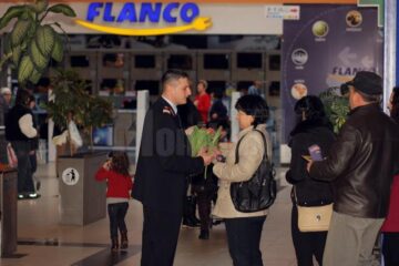 Pompierii au dăruit flori și la Shopping City