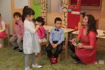 Spectacol cu multe surprize pentru mămici, la Grădinița „Cei 7 Pitici”