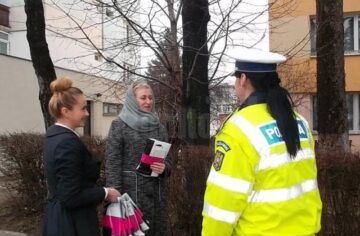 Reprezentanții unei firme de cosmetice au oferit și ei flori, alături de polițiștii de la Circulație, participantelor la trafic