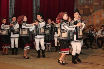 Interpreți de muzică populară, instrumentiști, dansatori, pe aceeași scenă, într-un spectacol dedicat mamei