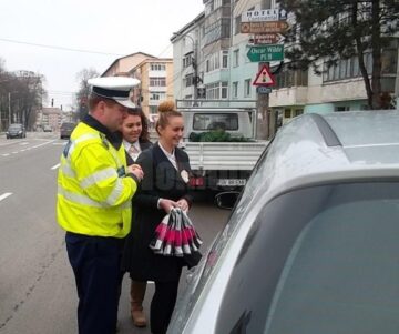 Reprezentanții unei firme de cosmetice au oferit și ei flori, alături de polițiștii de la Circulație, participantelor la trafic
