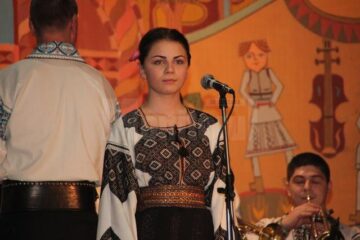 Interpreți de muzică populară, instrumentiști, dansatori, pe aceeași scenă, într-un spectacol dedicat mamei