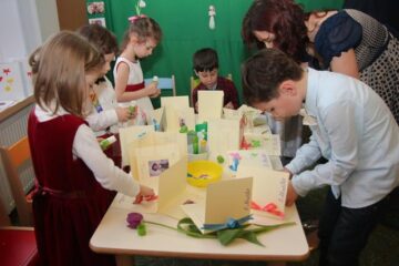 Spectacol cu multe surprize pentru mămici, la Grădinița „Cei 7 Pitici”