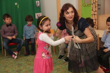 Spectacol cu multe surprize pentru mămici, la Grădinița „Cei 7 Pitici”