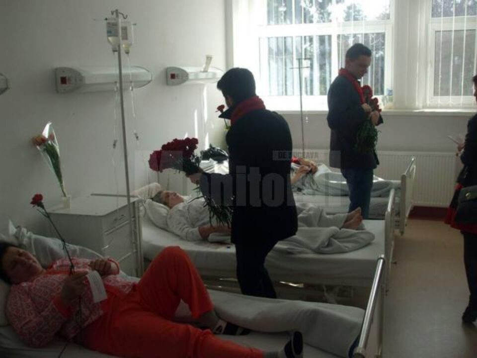 Femeile internate în Spitalul Județean au primit flori din partea PSD