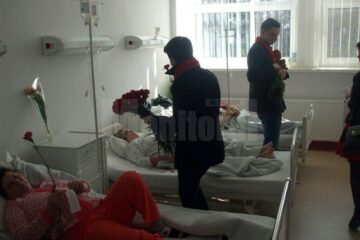 Femeile internate în Spitalul Județean au primit flori din partea PSD