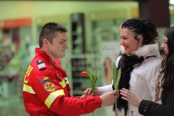 Pompierii au dăruit flori și la Shopping City