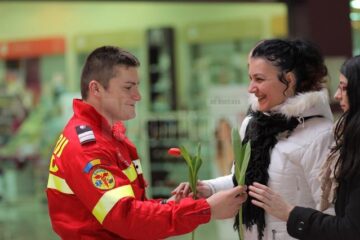 Pompierii au dăruit flori și la Shopping City