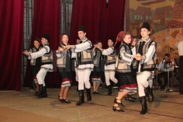 Interpreți de muzică populară, instrumentiști, dansatori, pe aceeași scenă, într-un spectacol dedicat mamei