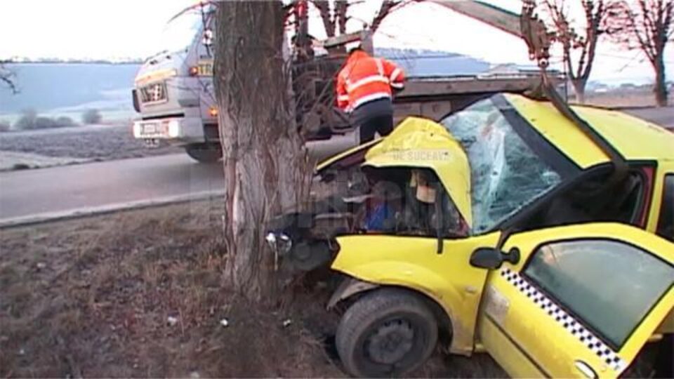 Un taximetrist de 21 de ani s-a zdrobit de un copac, după tura de noapte