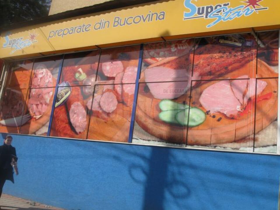 Angajații magazinului neagă că ar fi vândut carne alterată