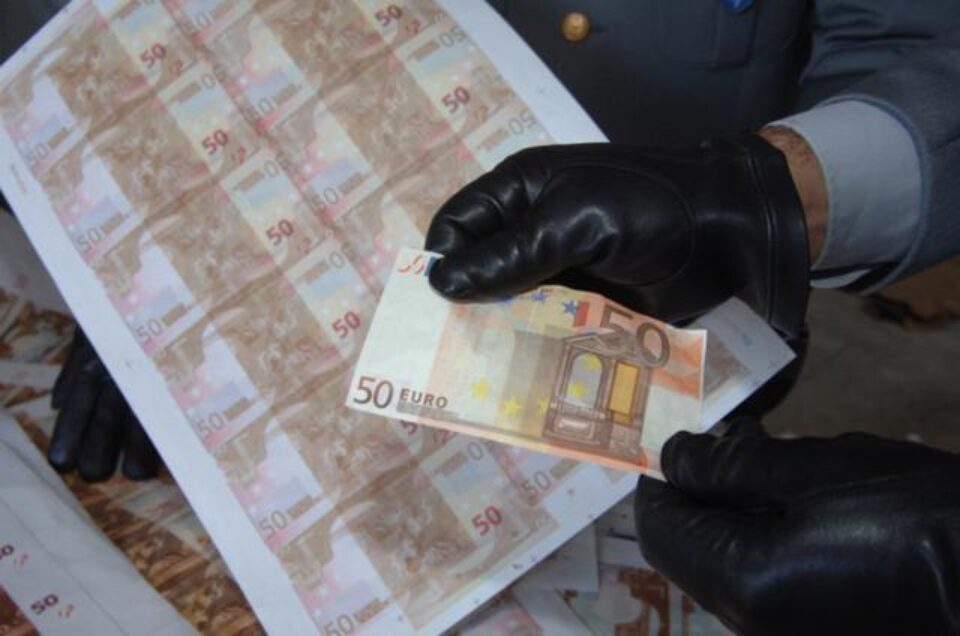 Anchetatorii susțin că cei patru a pus în circulație 31 de bancnote contrafăcute din cupiură de 50 de euro. Foto: portalsm.ro Anchetatorii susțin că cei patru a pus în circulație 31 de bancnote contrafăcute din cupiură de 50 de euro. Foto: portalsm.ro