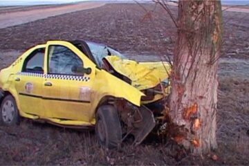 La fața locului nu au fost găsite urme de frânare, șoferul zdrobindu-se de copac
