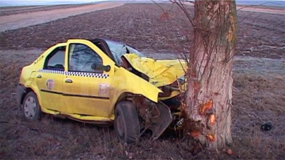 La fața locului nu au fost găsite urme de frânare, șoferul zdrobindu-se de copac