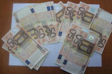 Așa arată bancnotele contrafăcute plasate recent pe piața din Suceava
