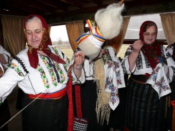 Gospodarii din Horodnic de Sus s-au întâlnit la ultima șezătoare din această iarnă