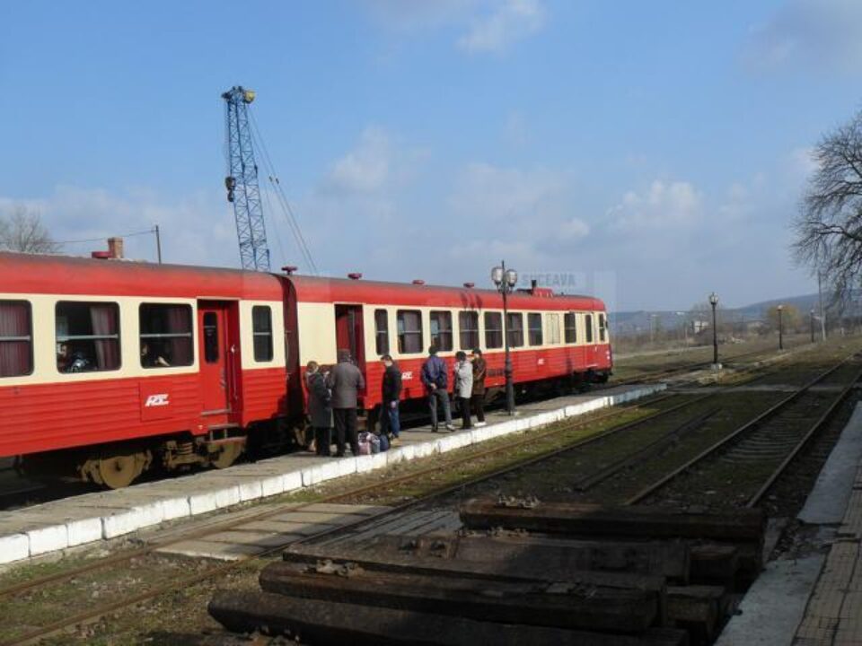 Trenul Regiotrans face zilnic opt curse tur-retur de la Fălticeni la Dolhasca, una fiind prelungită până la Pașcani