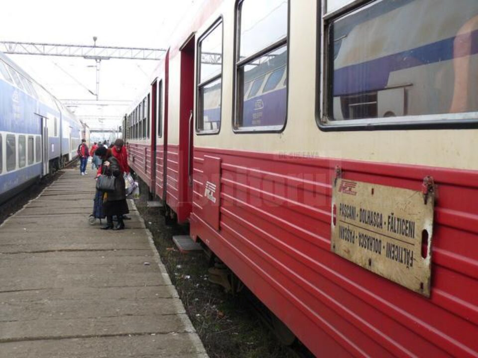 Trenul Regiotrans face zilnic opt curse tur-retur de la Fălticeni la Dolhasca, una fiind prelungită până la Pașcani