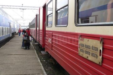 Trenul Regiotrans face zilnic opt curse tur-retur de la Fălticeni la Dolhasca, una fiind prelungită până la Pașcani