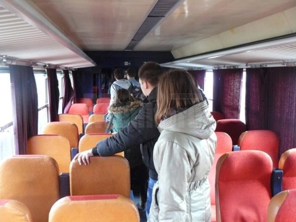Trenul Regiotrans face zilnic opt curse tur-retur de la Fălticeni la Dolhasca, una fiind prelungită până la Pașcani