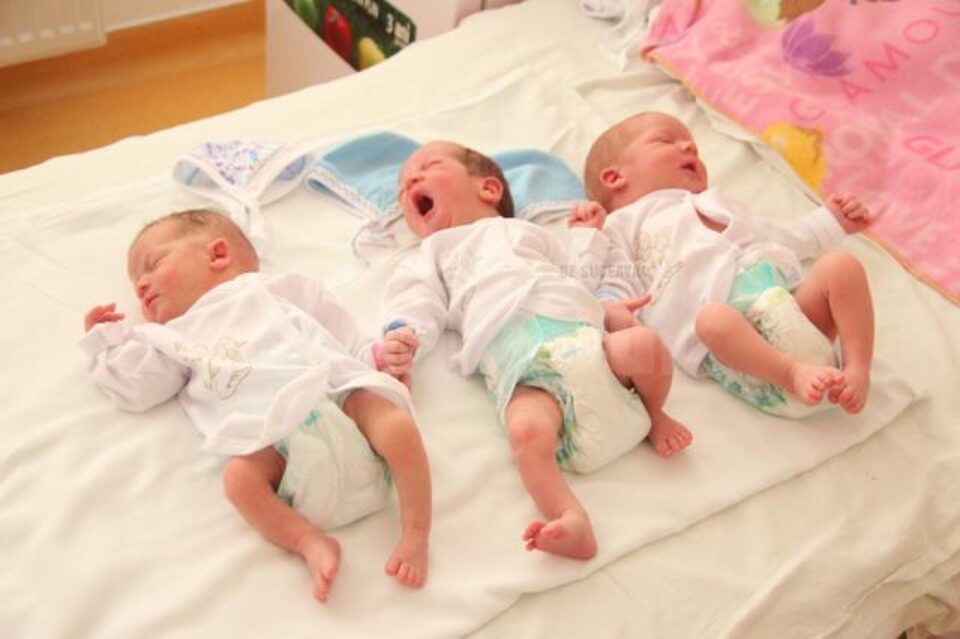 Tripleții s-au născut la un minut diferență