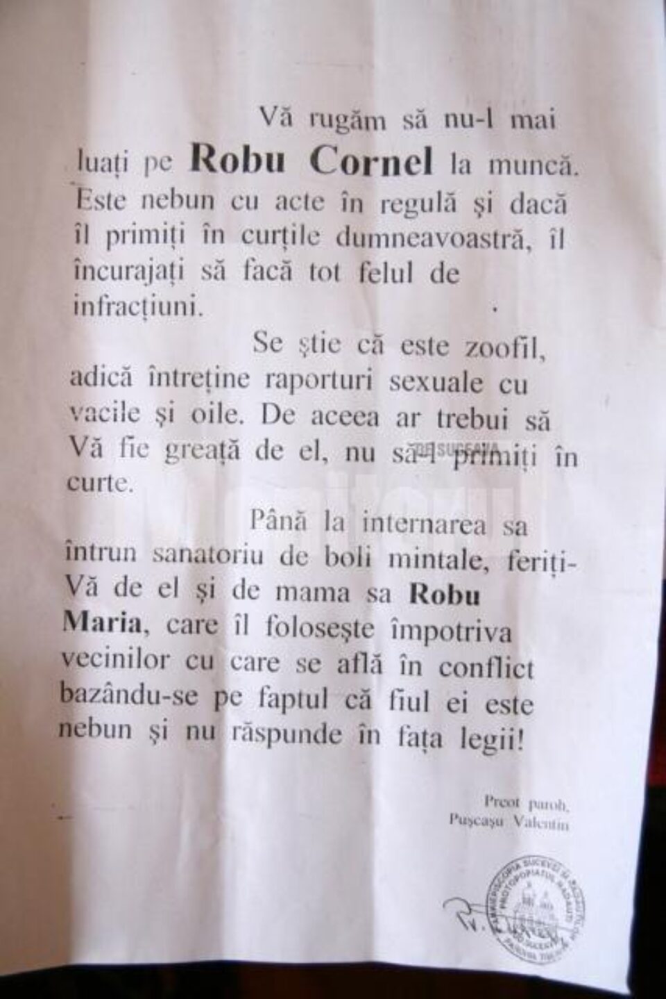 Hârtiile împrăștiate de preotul Pușcașu la slujba din biserica satului Țibeni