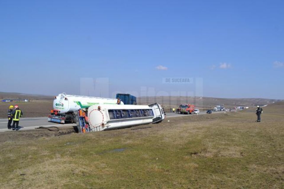 O autocisternă răsturnată, cu 20 de tone de motorină, a blocat două ore traficul spre Ardeal