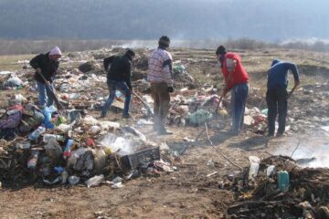 Romi din Pătrauți, puși să strângă gunoaiele pentru a-și achita amenzile
