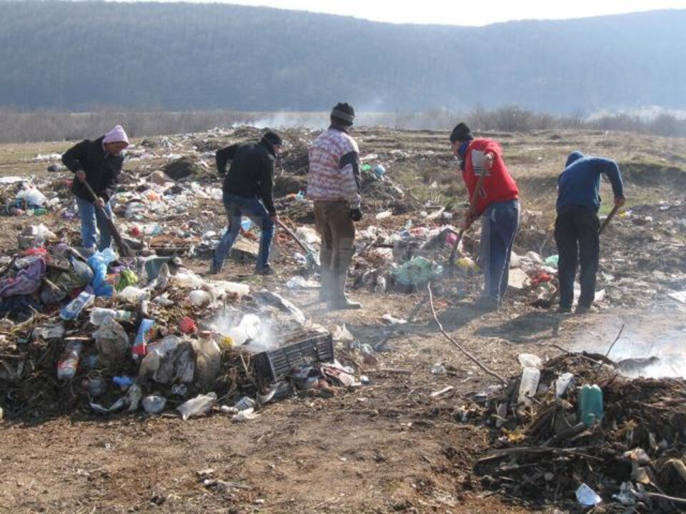 Romi din Pătrauți, puși să strângă gunoaiele pentru a-și achita amenzile
