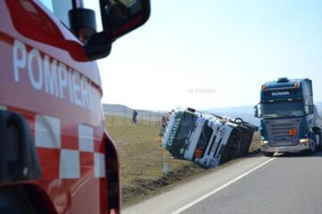 Din cauza autocisternei răsturnate, traficul spre Ardeal a fost blocat două ore