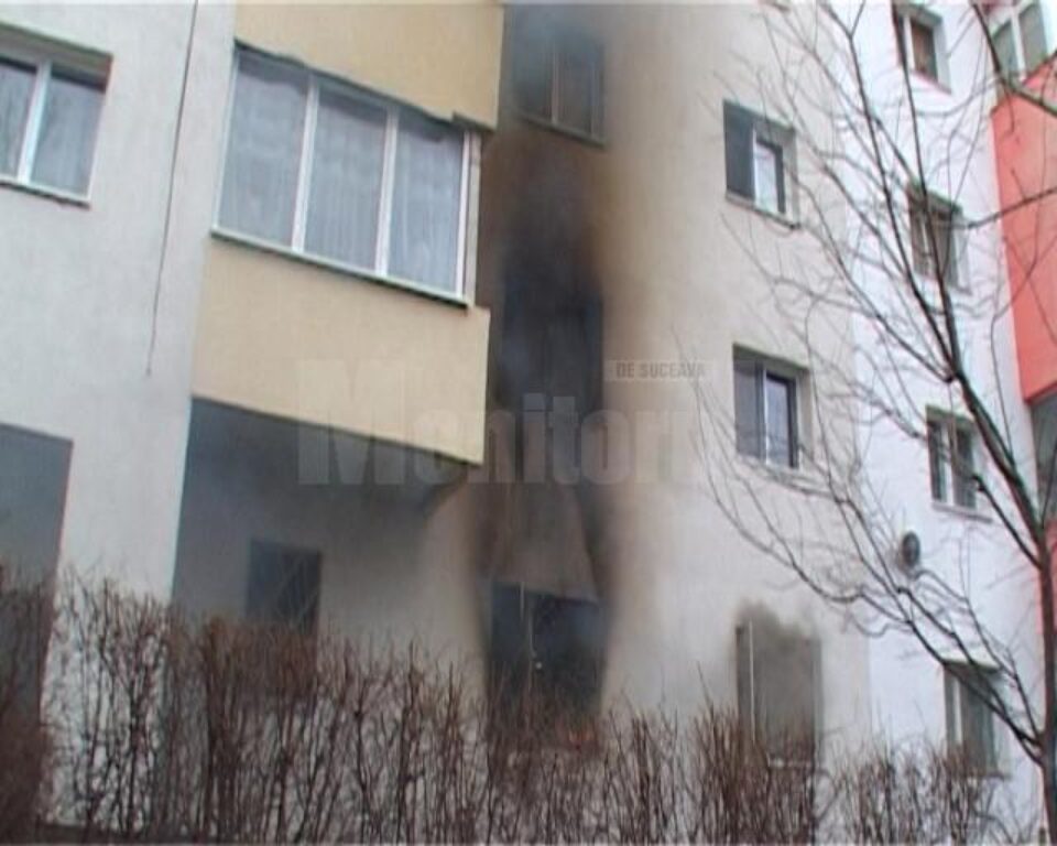 Fațada blocului, afectată de incendiu