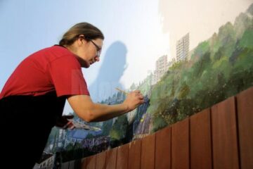 Oana Ruxandra Hrișcă restaurând lucrarea realizată de tatăl său cu trei decenii în urmă