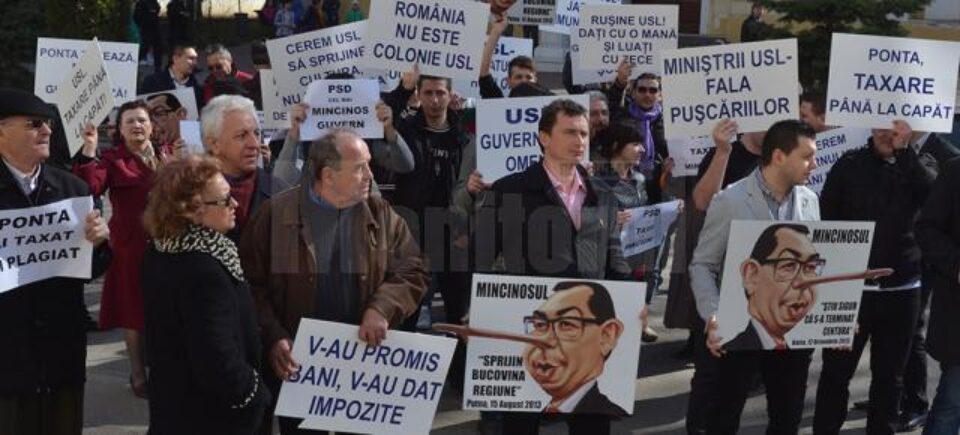 La marș democrat-liberalii suceveni au purtat pancarte cu mesaje antiguvernamentale