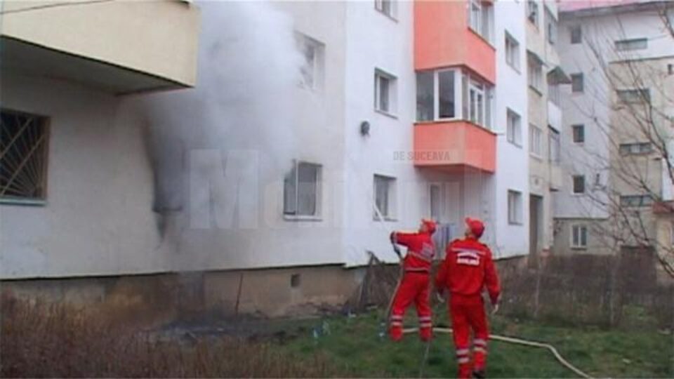 Apartamentul care a luat foc este la parter, dar flăcările ieșite pe geam au ajuns până la etajul II al blocului