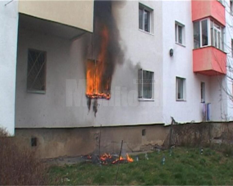 Apartamentul care a luat foc este la parter, dar flăcările ieșite pe geam au ajuns până la etajul II al blocului
