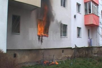 Apartamentul care a luat foc este la parter, dar flăcările ieșite pe geam au ajuns până la etajul II al blocului