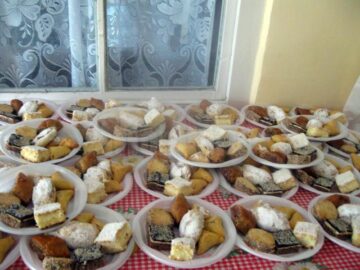 Prăjituri tradiționale cu dulceață de trandafiri și curmale