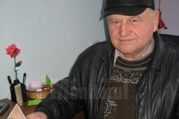 Virgil Nicolaiciuc, cu copia pașaportului străbunicului său