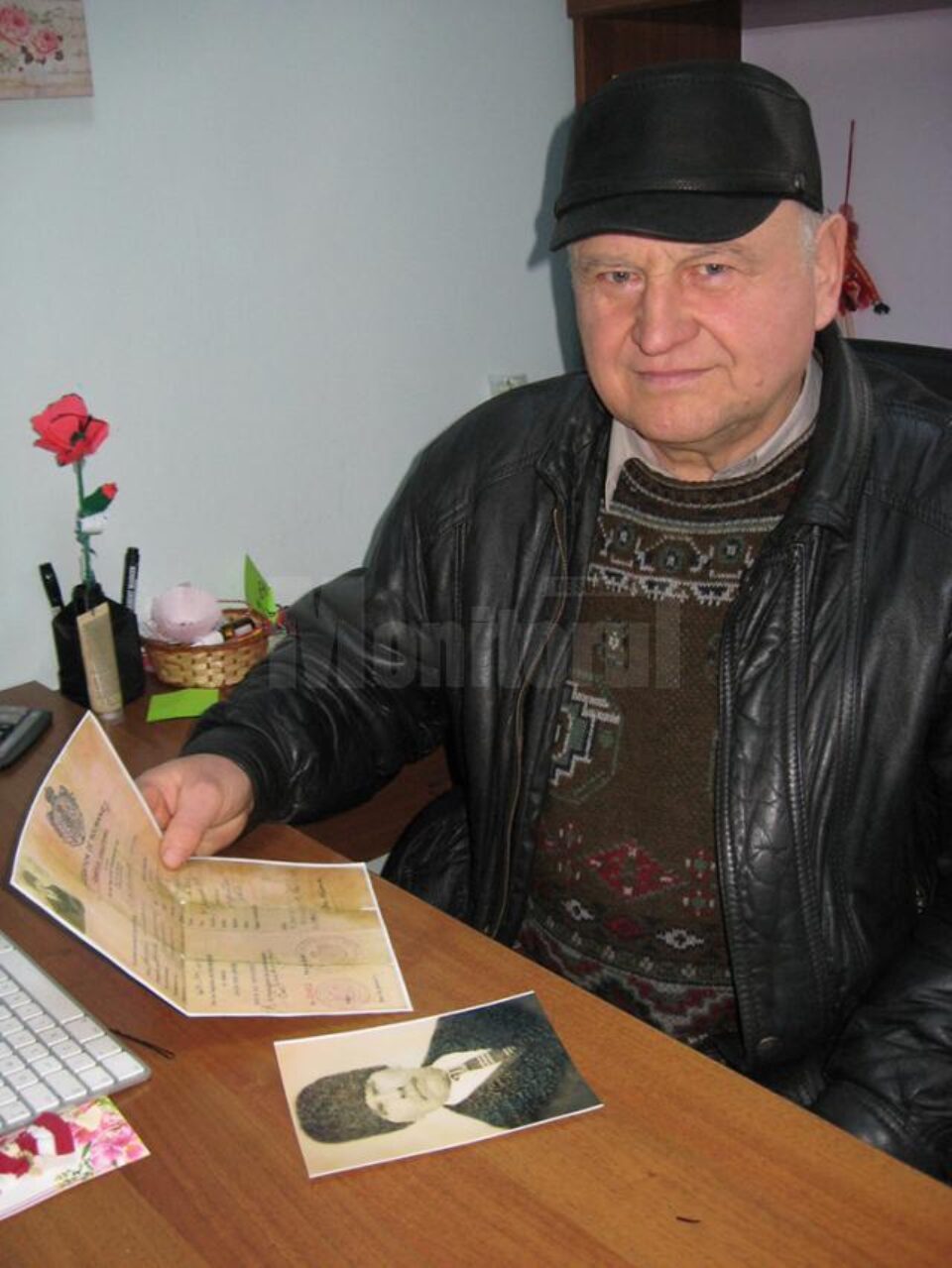 Virgil Nicolaiciuc, cu copia pașaportului străbunicului său