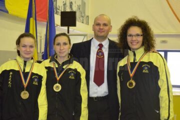 Instructorul Ovidiu Zegrea alături de echipa medaliată cu aur la luptă grade senioare formată din Diana Elena Crainiciuc, Lavinia Crainiciuc și Laura Reuț