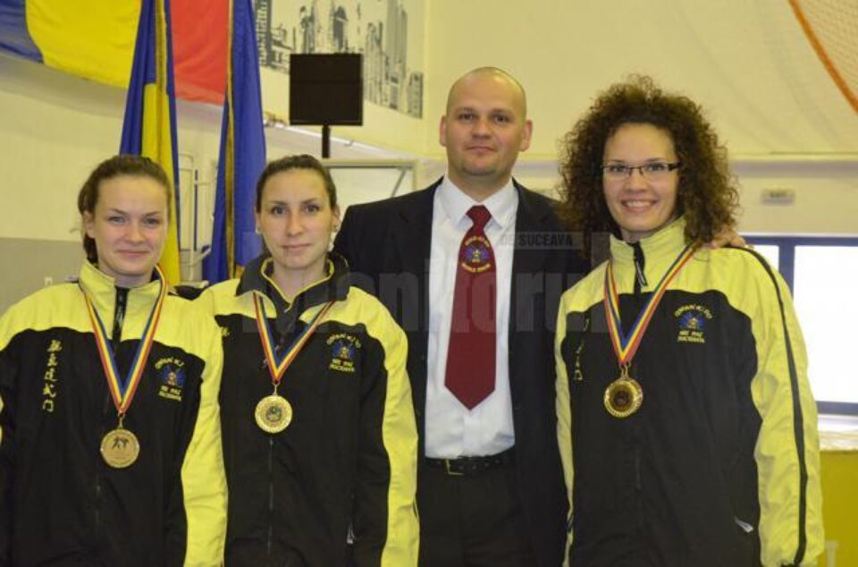 Instructorul Ovidiu Zegrea alături de echipa medaliată cu aur la luptă grade senioare formată din Diana Elena Crainiciuc, Lavinia Crainiciuc și Laura Reuț Instructorul Ovidiu Zegrea alături de echipa medaliată cu aur la luptă grade senioare formată din Diana Elena Crainiciuc, Lavinia Crainiciuc și Laura Reuț