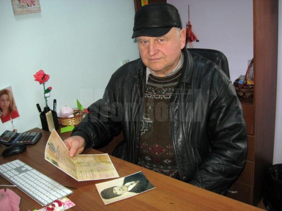 Virgil Nicolaiciuc, cu copia pașaportului străbunicului său