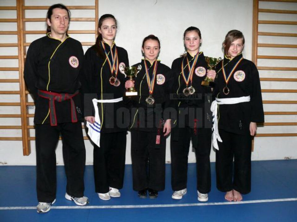 Antrenorul Marius Maxim, alături de cele patru sportive care au obținut rezultate foarte bune Antrenorul Marius Maxim, alături de cele patru sportive care au obținut rezultate foarte bune