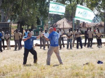 În Nigeria, arătându-le cursanților tehnici Krav Maga
