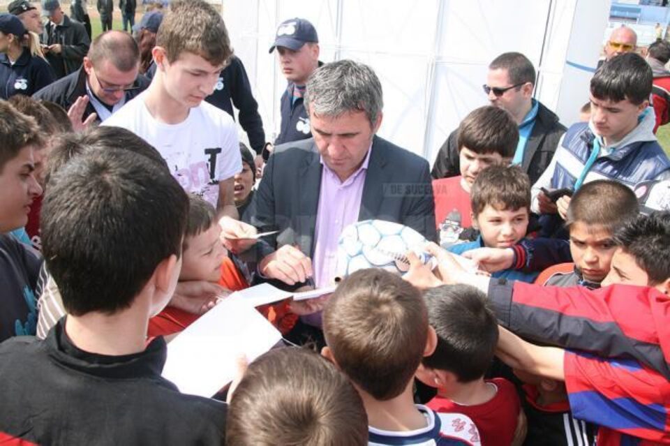 La ultima prezență pe Areni, Hagi a fost asaltat de amatorii de autografe