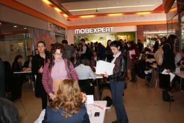 Aproape 300 de suceveni, absolvenți de studii superioare, au participat la Bursa locurilor de muncă destinată special acestei categorii